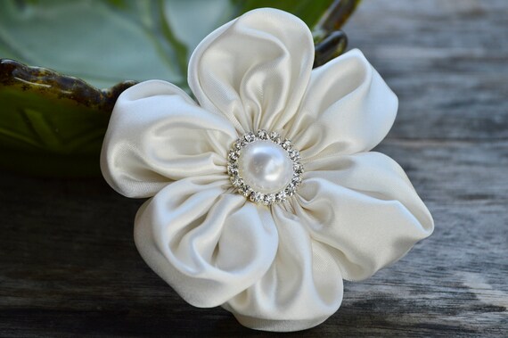 SATIN ROSE BROOCH OFF WHITE SATIN ROSE BROOCH OFF WHITE