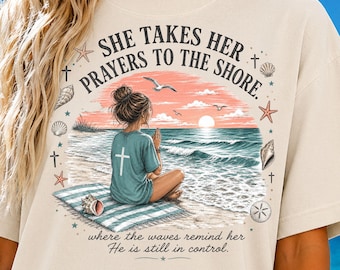 Koszula plażowa Christian Beach – Comfort Colors 1717, Modląca się kobieta o zachodzie słońca, Koszulka w stylu boho z muszelkami i krzyżami, Prezent dla niej