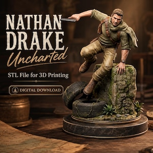 Op de afbeelding: Een 3D-geprint beeldje van Nathan Drake uit Uncharted, afgebeeld in een dynamische houding met een handvuurwapen. Het personage draagt een groen shirt, sjaal en bruine broek, op een bemoste rotsbasis met banden. Tekst: NATHAN DRAKE Uncharted STL File for 3D Printing DIGITAL DOWNLOAD.