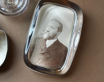 Historischer schwerer Glasbriefbeschwerer mit Foto von Keystone Badge Reading PA Union