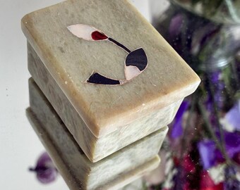 Schmuckkästchen aus geschnitztem Speckstein mit Perlmutt-Blumenintarsien aus hellgrünem Stein