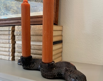 Keramischer Aal-Kerzenhalter mit wunderschönen Details und Signatur