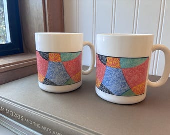 Milchglasbecher mit 80er Geometrischem Bunten Design Arcopal Frankreich Santiago