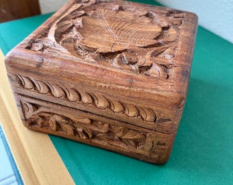 Handgeschnitzte Schmuckdose aus Holz mit Klappdeckel