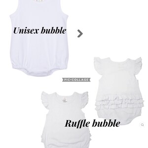 Puede incluir: Dos bodies blancos para beb&eacute;. El body de la izquierda es un estilo liso sin mangas con el texto "Unisex bubble" impreso en la parte delantera. El body de la derecha tiene mangas cortas con volantes y el texto "Ruffle bubble" impreso en la parte delantera.