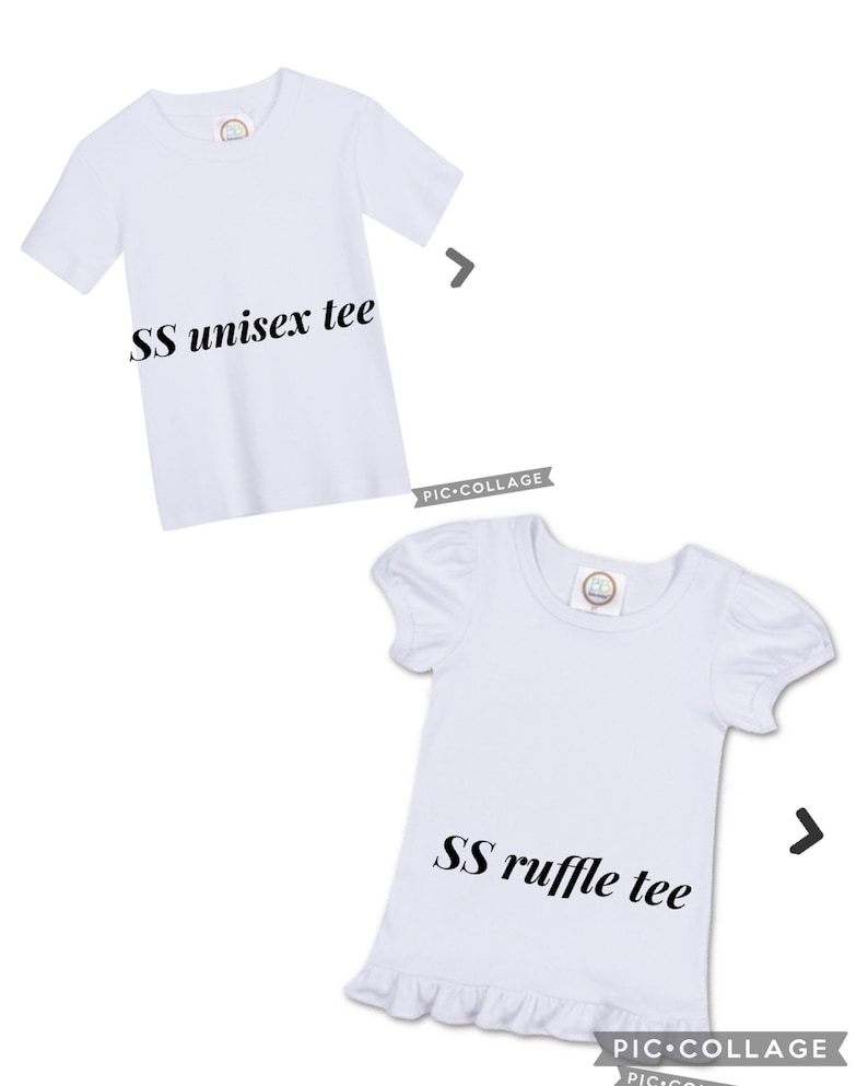 Puede incluir: Dos camisetas blancas, una con mangas cortas y la otra con mangas cortas con volantes. El texto "SS unisex tee" est&aacute; debajo de la primera camiseta y "SS ruffle tee" est&aacute; debajo de la segunda.