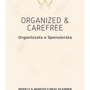 Può includere: Una copertina per pianificatore di pasti color crema con un'icona dorata a linee che mostra una forchetta e un cucchiaio incrociati con foglie. Il testo recita: ORGANIZED & CAREFREE, Organizzata e Spensierata, WEEKLY & MONTHLY MEAL PLANNER e Planner Settimanale e Mensile dei Pasti.