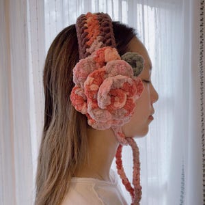 Crochet Rose Blumen Ohrenschützer | Limitiert | Sortierte gestrickte weiche Ohrenmütze für Geburtstage, Weihnachten, Feiertagsgeschenk für sie