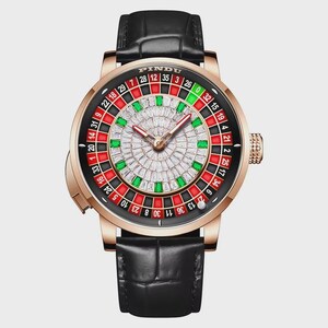 Könnte beinhalten: Eine luxuriöse Armbanduhr mit Roulette-Design. Die Uhr hat ein goldfarbenes Gehäuse, ein schwarzes Lederarmband und ein Zifferblatt mit roten, grünen und schwarzen Segmenten. Die Mitte des Zifferblatts ist mit glitzernden Steinen verziert. Der Markenname "PINDU" ist sichtbar.