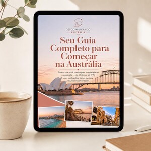 May include: A digital tablet displays a guide titled "Seu Guia Completo para Começar na Austrália" (Your Complete Guide to Starting in Australia). The cover features images of the Sydney Opera House and Harbour Bridge. A cup of coffee, a vase with greenery, and books are on the table.