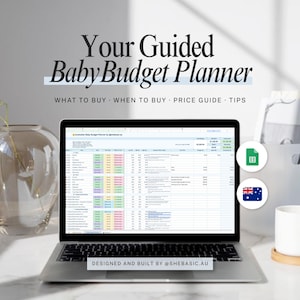 Puede incluir: Un portátil que muestra una hoja de cálculo de planificador de presupuesto para bebés. La pantalla muestra un plan financiero detallado con varias categorías. El texto en la parte superior dice "Your Guided Baby Budget Planner". El texto adicional incluye "WHAT TO BUY - WHEN TO BUY - PRICE GUIDE - TIPS."