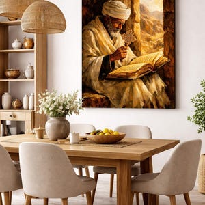 Puede incluir: Un gran lienzo representa a un hombre con turbante y t&uacute;nica blancos leyendo un libro, sosteniendo una cruz. La obra est&aacute; ambientada en una ventana de piedra con vistas a un paisaje des&eacute;rtico. La habitaci&oacute;n cuenta con una mesa de comedor y sillas de madera.