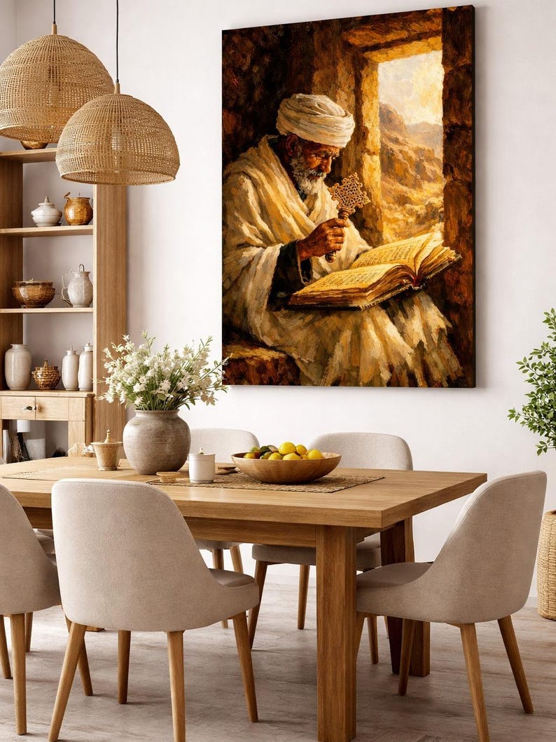 Puede incluir: Un gran lienzo representa a un hombre con turbante y t&uacute;nica blancos leyendo un libro, sosteniendo una cruz. La obra est&aacute; ambientada en una ventana de piedra con vistas a un paisaje des&eacute;rtico. La habitaci&oacute;n cuenta con una mesa de comedor y sillas de madera.