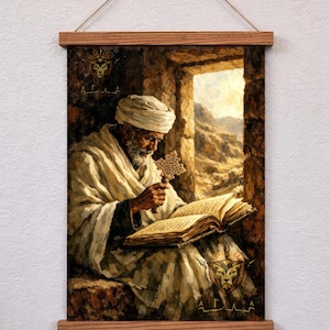 Puede incluir: Una impresi&oacute;n enmarcada representa a un hombre con turbante y t&uacute;nica blancos, leyendo un libro y sosteniendo un objeto en forma de cruz. La obra de arte est&aacute; ambientada en una ventana de piedra con un paisaje des&eacute;rtico visible. La impresi&oacute;n est&aacute; montada en un marco de madera.