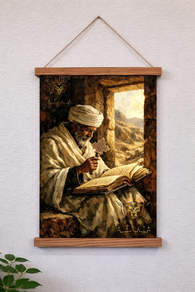Puede incluir: Una impresi&oacute;n enmarcada representa a un hombre con turbante y t&uacute;nica blancos, leyendo un libro y sosteniendo un objeto en forma de cruz. La obra de arte est&aacute; ambientada en una ventana de piedra con un paisaje des&eacute;rtico visible. La impresi&oacute;n est&aacute; montada en un marco de madera.