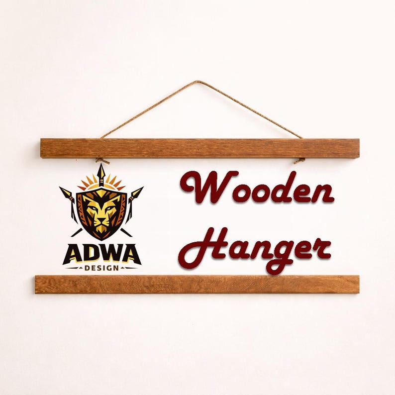 Puede incluir: Una percha de madera con acabado natural, suspendida por un cord&oacute;n marr&oacute;n. Las palabras "Wooden Hanger" est&aacute;n en escritura burdeos. El logotipo de ADWA Design, con una cabeza de le&oacute;n, est&aacute; a la izquierda.