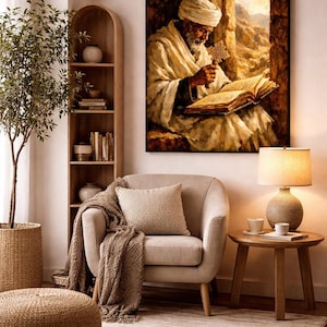 Puede incluir: Interior de sal&oacute;n acogedor con un gran cuadro enmarcado de un hombre leyendo. La habitaci&oacute;n incluye un sill&oacute;n beige con una manta y un coj&iacute;n, una mesa auxiliar de madera con una l&aacute;mpara y un puf tejido. Un &aacute;rbol decorativo y una estanter&iacute;a completan el espacio.