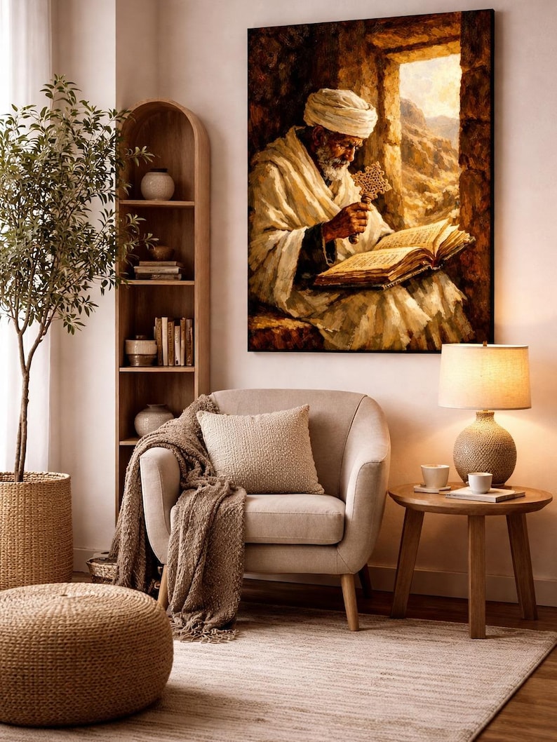 Puede incluir: Interior de sal&oacute;n acogedor con un gran cuadro enmarcado de un hombre leyendo. La habitaci&oacute;n incluye un sill&oacute;n beige con una manta y un coj&iacute;n, una mesa auxiliar de madera con una l&aacute;mpara y un puf tejido. Un &aacute;rbol decorativo y una estanter&iacute;a completan el espacio.