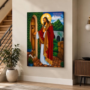 Puede incluir: Pintura religiosa enmarcada que representa una figura con túnicas rojas y doradas frente a una puerta de madera. La obra de arte presenta un halo, un cielo azul y un paisaje verde. La pintura se exhibe en una pared beige.