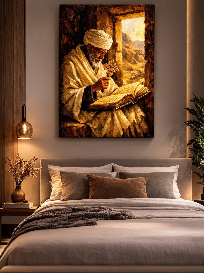 Puede incluir: Una impresi&oacute;n en lienzo enmarcada representa a una persona mayor leyendo un libro junto a una ventana. La persona lleva un turbante y una t&uacute;nica blancos, sosteniendo un objeto en forma de cruz. La obra de arte est&aacute; en tonos c&aacute;lidos, con una cama en primer plano.