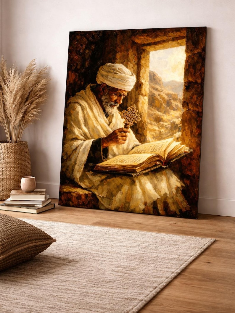Puede incluir: Pintura enmarcada que representa a una persona mayor con t&uacute;nicas blancas y turbante, leyendo un libro y sosteniendo una cruz. La obra de arte est&aacute; ambientada en una ventana de piedra con vistas a un paisaje des&eacute;rtico, en tonos c&aacute;lidos y terrosos.