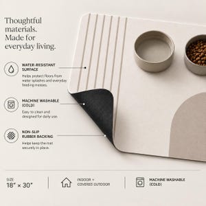 以下が含まれることがあります： 46cm x 76cmの長方形のペット用フードマット。ベージュの表面には垂直のラインと曲線が描かれています。マットには黒い滑り止めのゴム製裏地が付いており、耐水性があり、冷水で洗濯機洗いが可能です。