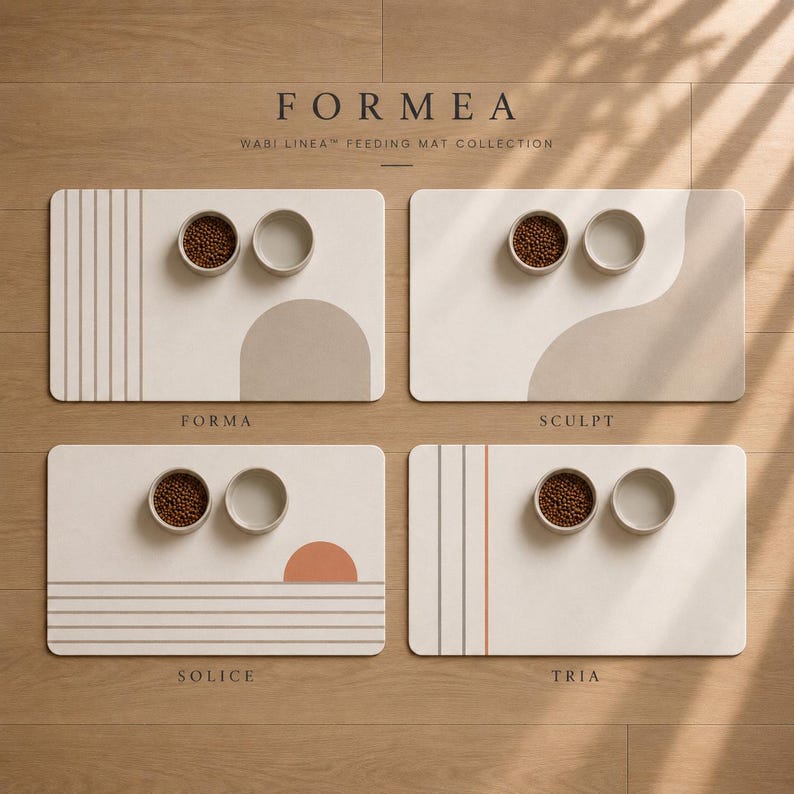 以下が含まれることがあります： FORMEA WABI LINEAコレクションの4枚の長方形の給餌マット。FORMA、SCULPT、SOLICE、TRIAとラベル付けされています。各マットには、茶色のドライフードが入ったボウルと空のボウルが2つずつあり、ニュートラルな色調の幾何学模様が描かれています。