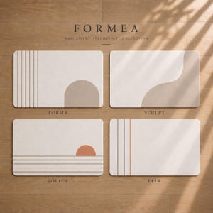 以下が含まれることがあります： FORMEA WABI LINEAコレクションの長方形の食事用マット4枚。左上のFORMAは垂直線とベージュのアーチ、右上のSCULPTはベージュの波模様、左下のSOLICEは水平線とテラコッタ色の半円、右下のTRIAは垂直線が描かれています。