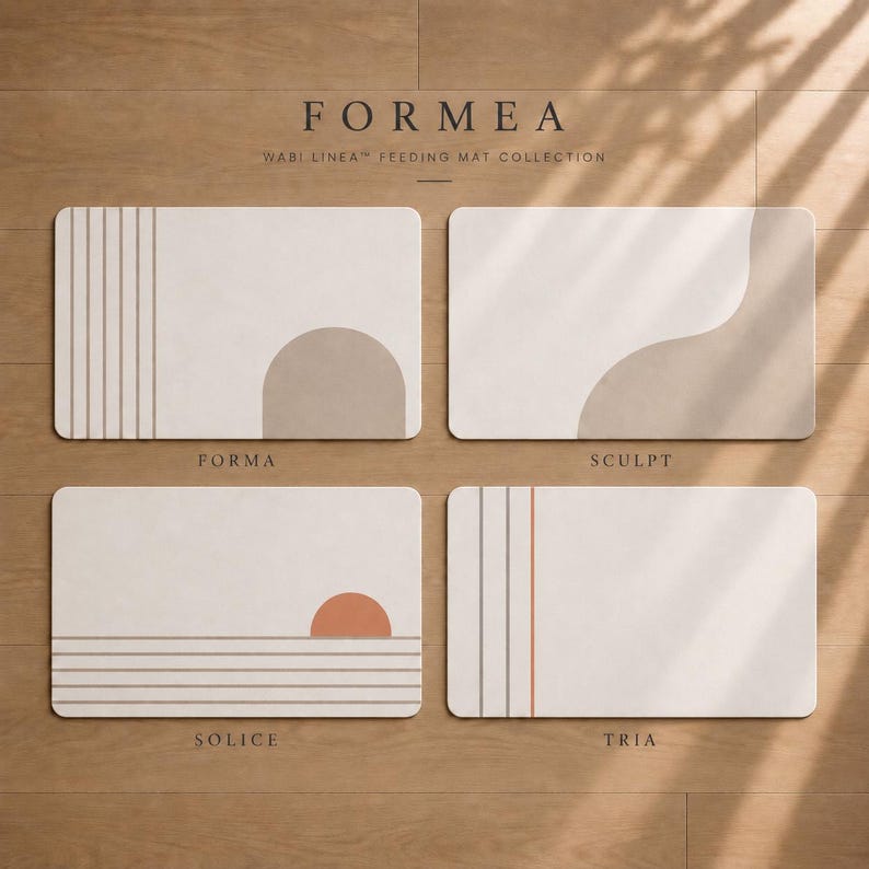 以下が含まれることがあります： FORMEA WABI LINEAコレクションの長方形の食事用マット4枚。左上のFORMAは垂直線とベージュのアーチ、右上のSCULPTはベージュの波模様、左下のSOLICEは水平線とテラコッタ色の半円、右下のTRIAは垂直線が描かれています。