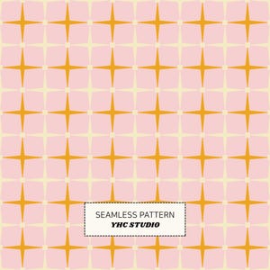Puede incluir: Un patrón continuo que presenta una cuadrícula de cuadrados de color rosa claro separados por finas líneas crema y acentuados con estrellas de color amarillo dorado de cuatro puntas en cada intersección. Una etiqueta blanca contiene el texto SEAMLESS PATTERN YHC STUDIO.