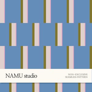 Puede incluir: Diseño de patrón sin costuras con formas rectangulares verticales en verde oliva, rosa claro y blanco roto sobre un fondo azul. El diseño incluye el texto "NAMU studio" y "NON-EXCLUSIVE SEAMLESS PATTERN".
