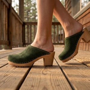 Zuecos suecos de ante color oliva, mules de tacón de madera hechos a mano para mujer.