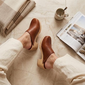 Braune Nubuk-Clogs für Damen, Vintage-Plateauschuhe aus schwedischem Holz.