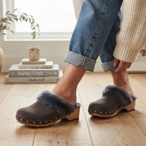 Graue Schaffellclogs, Wildlederpantoletten mit Holzsohlen und Nieten