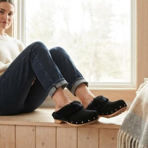 Schwarze Wildleder-Clogs aus Schaffell, Holzpantoletten mit Nieten