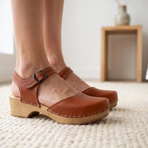 Tamancos de couro vegano com sola de madeira de amieiro natural, elegantes mules suecos.