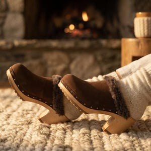 Braune Wildleder-Clogs aus Schaffell, Pantoletten mit Holzsohle und Ziernägeln