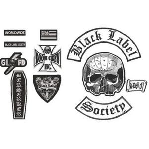 Op de afbeelding: Een verzameling zwart-witte patches met diverse ontwerpen. Inbegrepen zijn patches met tekst zoals "Worldwide", "Black Label Society" en "Doom Crew Inc.", samen met een schedel- en kruisbeendesign.