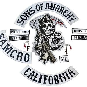 Op de afbeelding: Een verzameling geborduurde patches met de woorden "Sons of Anarchy", "SAMCRO" en "CALIFORNIA". De centrale patch toont een zeisdrager met een geweer. Extra patches lezen "PRESIDENT", "MEN OF MAYHEM", "REDWOOD" en "ORIGINAL".