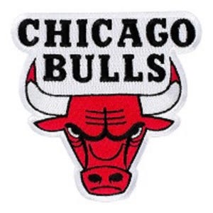 Puede incluir: Parche bordado con el logotipo de los Chicago Bulls. El parche tiene un fondo blanco con las palabras "CHICAGO BULLS" en negro. El logotipo es una cabeza de toro roja con cuernos blancos.