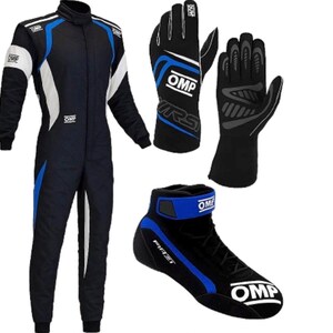 K&ouml;nnte beinhalten: Ein schwarzer, blauer und wei&szlig;er Rennanzug mit OMP-Branding, ein Paar schwarze und blaue Rennhandschuhe mit OMP-Logos und ein einzelner schwarzer und blauer Rennschuh mit wei&szlig;em OMP-Text und hohem Schaft mit blauem Kn&ouml;chelriemen.