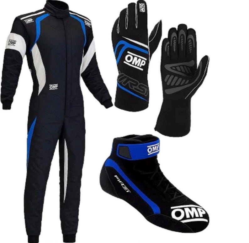 K&ouml;nnte beinhalten: Ein schwarzer, blauer und wei&szlig;er Rennanzug mit OMP-Branding, ein Paar schwarze und blaue Rennhandschuhe mit OMP-Logos und ein einzelner schwarzer und blauer Rennschuh mit wei&szlig;em OMP-Text und hohem Schaft mit blauem Kn&ouml;chelriemen.