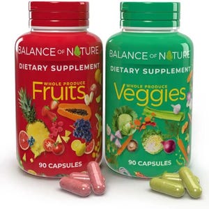 Könnte beinhalten: Zwei Nahrungsergänzungsmittelflaschen, eine rote und eine grüne, mit der Aufschrift "Balance of Nature" und "Nahrungsergänzungsmittel". Die rote Flasche trägt die Aufschrift "Fruits" und zeigt Fruchtillustrationen. Die grüne Flasche trägt die Aufschrift "Veggies" mit Gemüseillustrationen. Jede Flasche enthält 90 Kapseln.