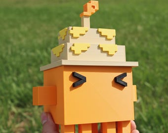 Figurka Claude'a w technice Pixel Art z kapeluszem z ciasta, drukowany w 3D prezent dla programistów i inżynierów oprogramowania