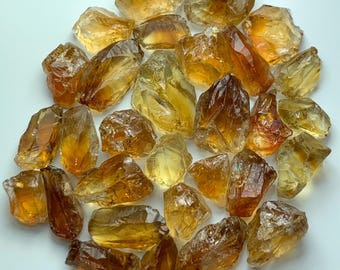 Rå citrin: 102 ct. En enorm mängd naturlig citrin finns tillgänglig med perfekt färg och stor storlek.