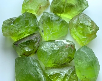 Naturlig vacker grön färg Peridot 91,50 karat 5 till 12 karat per styck Storlek