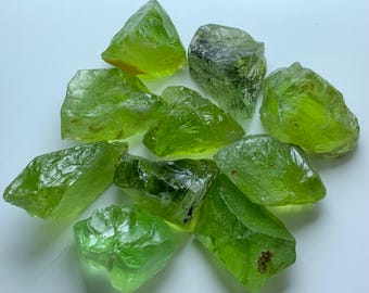 Vackra smycken i rå grön färg peridot med utmärkta partier i storlek 7 till 11 karat, 96 ct.