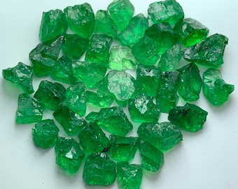 Grov Tsavorit Granat Mörkgrön: 32,95 ct. Stort lager tillgängligt med perfekt färg och storlek.