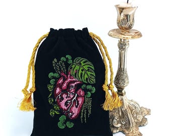 Sacchetto in velluto per carte dei tarocchi, realizzato a mano con coulisse dorate - Ricamato con cuore anatomico, Monstera e motivi botanici.