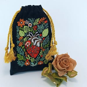Estuche de terciopelo para cartas del tarot hecho a mano con cordones dorados - Corazón anatómico bordado con estampado floral